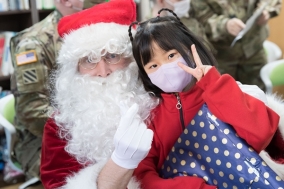 칠곡군, 크리스마스 소원 이뤄 준 푸른 눈의 "군인 산타"