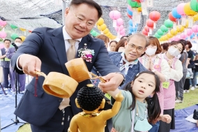 칠곡군, 부처님오신날 관불의식…군수와 어린이
